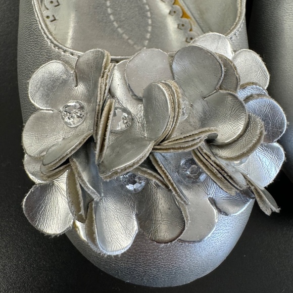 Kenneth Cole Reaction Girl Shoes - Picture 2 of 4